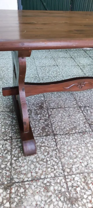 Mesa rústica de madera antigua