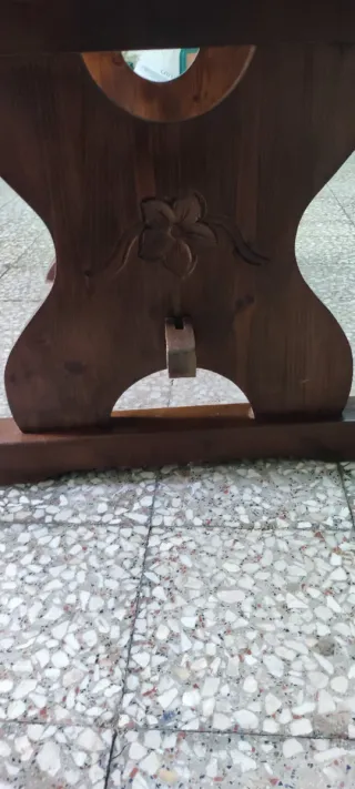Mesa rústica de madera antigua