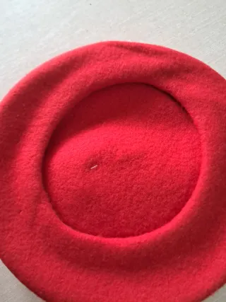 Boina lisa roja Lardagi