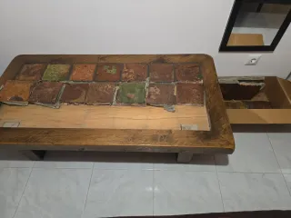 Mesa rústica con cerámica terracota para arreglar
