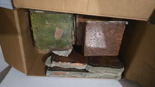 Mesa rústica con cerámica terracota para arreglar