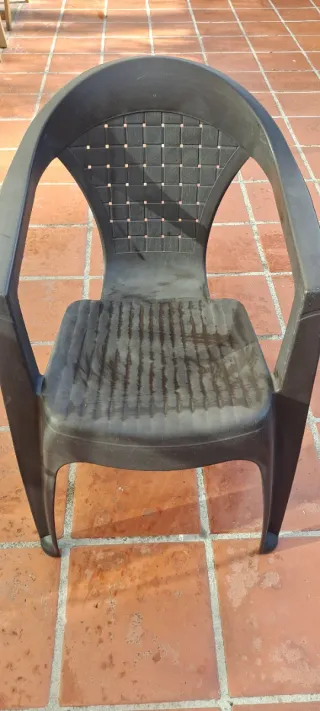 Silla de terraza de plástico marrón