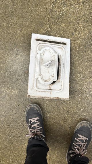 Tiro de chimenea antiguo de hierro fundido