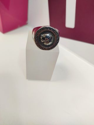 Anillo acero plateado sello de leon T28