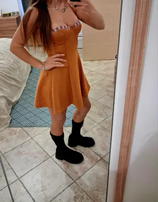 Vestitino arancione con dettagli