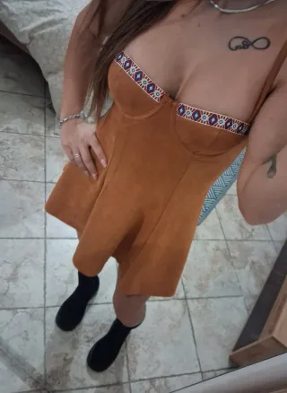 Vestitino arancione con dettagli