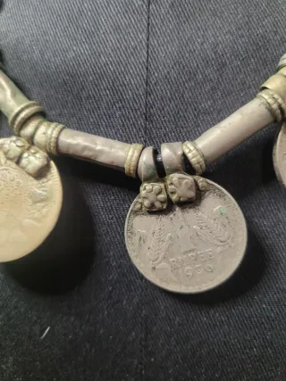 Collar tribal con monedas