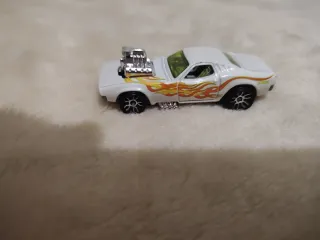 Coche Hot Wheels Blanco con Motor Cromado
