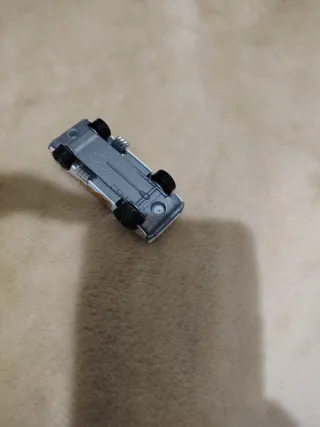 Coche Hot Wheels Blanco con Motor Cromado