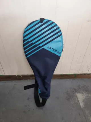 Raqueta de tenis azul y negra