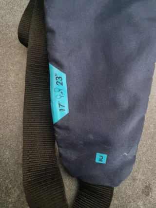 Raqueta de tenis azul y negra