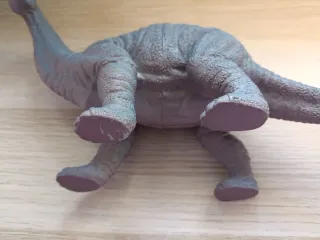 Muñeco dinosaurio gris