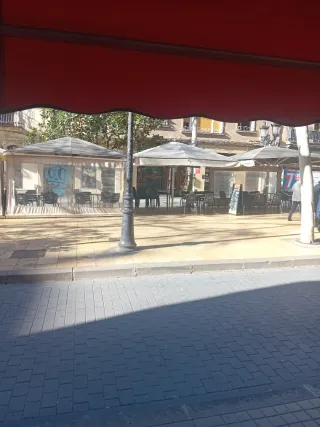 Bar cafetería con gran terraza