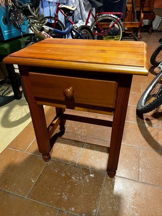 Mesita de noche pequeña de madera