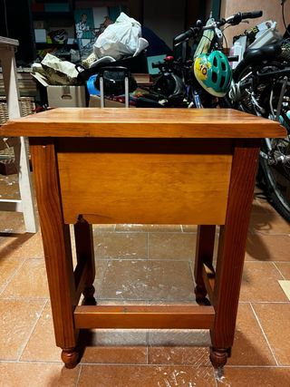 Mesita de noche pequeña de madera
