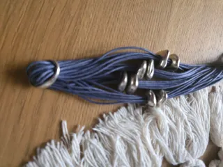 Pulsera azul con abalorios plateados