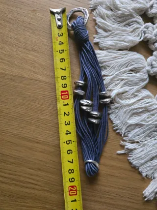 Pulsera azul con abalorios plateados