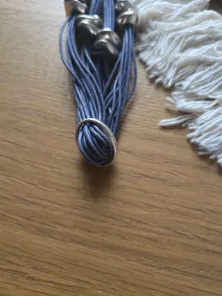 Pulsera azul con abalorios plateados