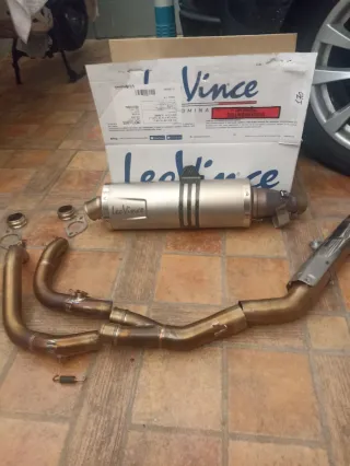 LeoVince colectores y silencioso África Twin 2024