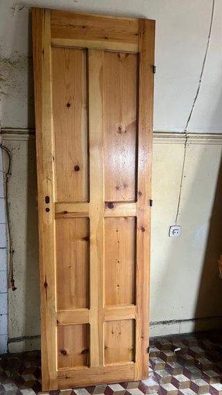Puerta de pino macizo con diseño