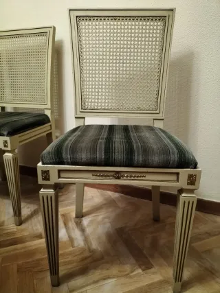 Banco antiguo de madera-ratán y conjunto de sillas