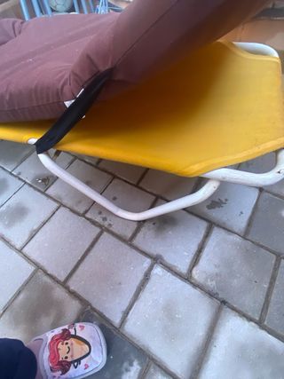 Tumbona terraza con cojín marrón