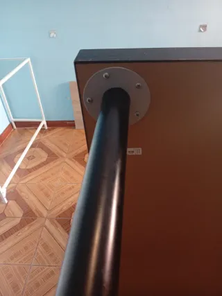 Mesa de madera negra con patas metálicas