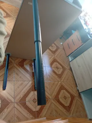 Mesa de madera negra con patas metálicas