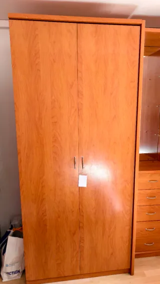 Armario grande de madera
