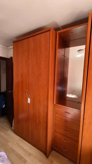 Armario grande de madera