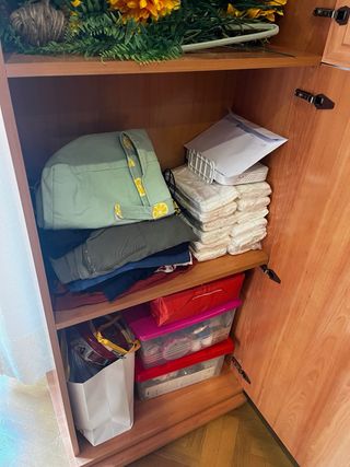 Vitrina de madera y cristal