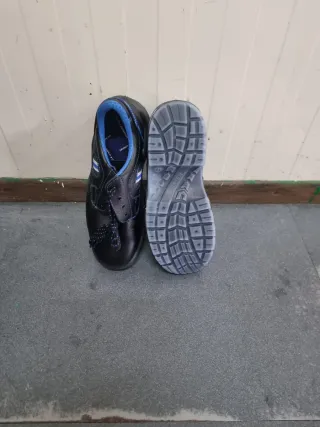 Botas de seguridad negras y azules