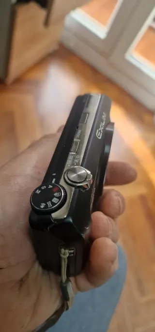 Cámara Casio Exilim 12.5x Zoom HD Negra