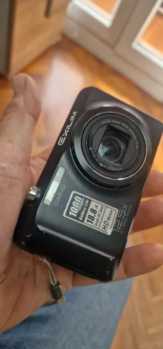 Cámara Casio Exilim 12.5x Zoom HD Negra