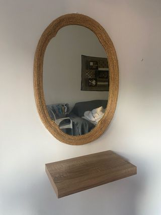 Espejo ovalado y estante de madera