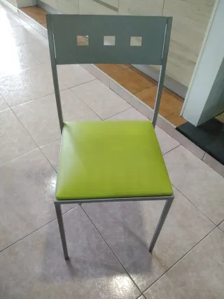 Mesa de comedor gris y sillas verdes