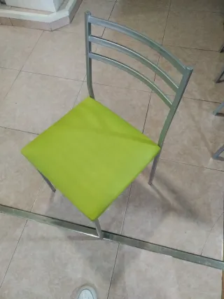 Mesa de comedor gris y sillas verdes