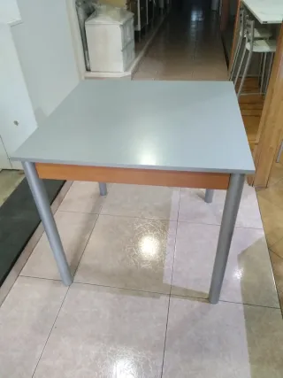 Mesa de comedor gris y sillas verdes