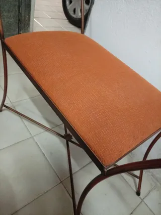 Asiento de forja con tapicería naranja