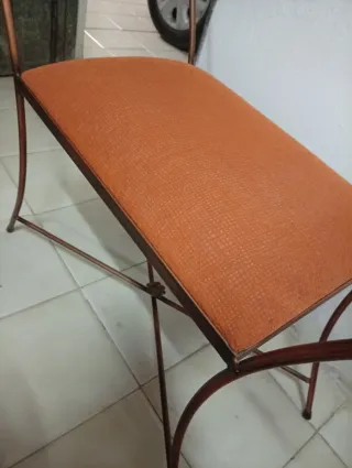 Asiento de forja con tapicería naranja