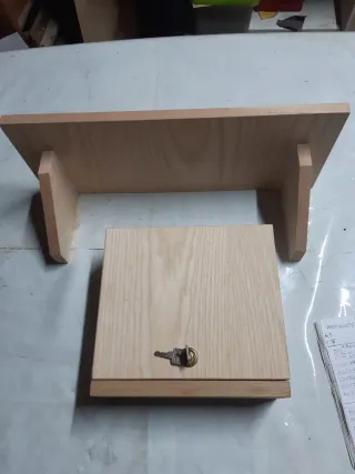 Cassetta porta attrezzi in legno con mensola