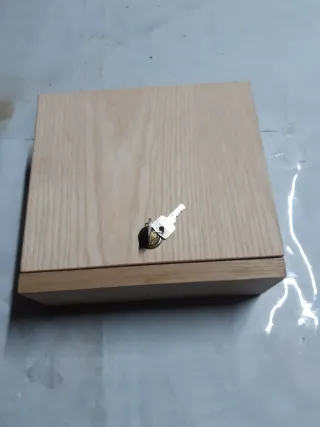 Cassetta porta attrezzi in legno con mensola