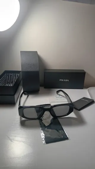 Occhiali da sole Prada neri unisex