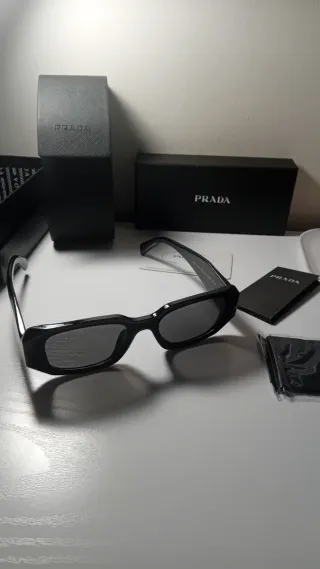 Occhiali da sole Prada neri unisex