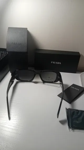 Occhiali da sole Prada neri unisex