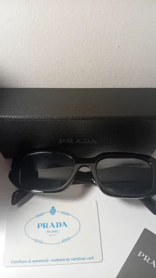 Occhiali da sole Prada neri unisex