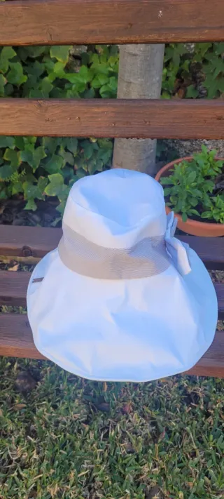 Sombrero de playa blanco y beige