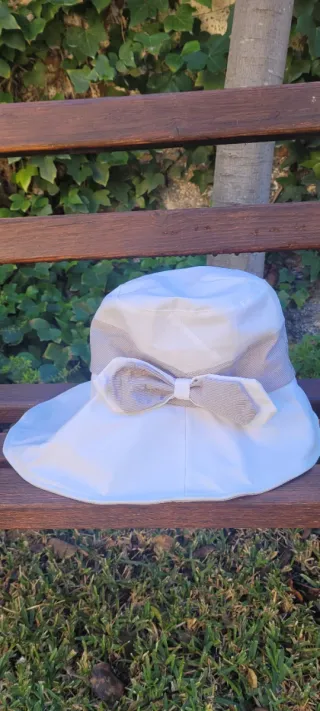 Sombrero de playa blanco y beige