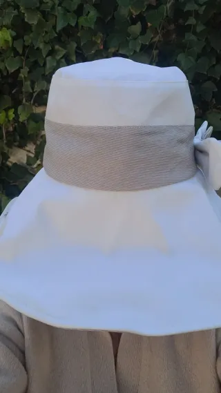 Sombrero de playa blanco y beige