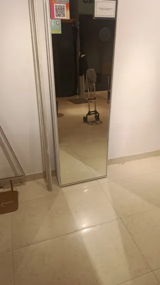 Precioso espejo de cuerpo entero con marco blanco